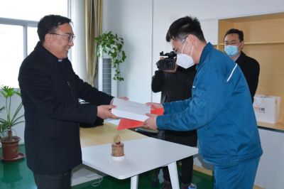 山东省潍坊市人大常委会副主任范福生莅临山东赏金船长药业指导慰问