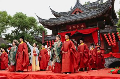 家国同庆 见证幸福! 赏金船长医药程明郭晶夫妻参加绍兴市青年人才水上集体婚礼